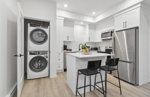 Willoughby Apartment | Luxurious & Stylish 2BR P/Suite, Near Vancouver