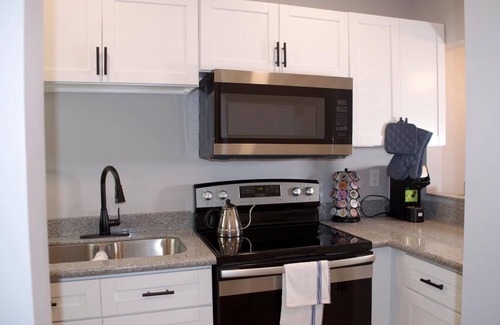 Downtown Condo | Luxurious Suite on w/Pool in Freeport