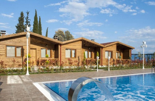 Orhangazi House | Luxurious Suits Surrounded by Nature with Jacuzzi & Shared Pool in Bursa