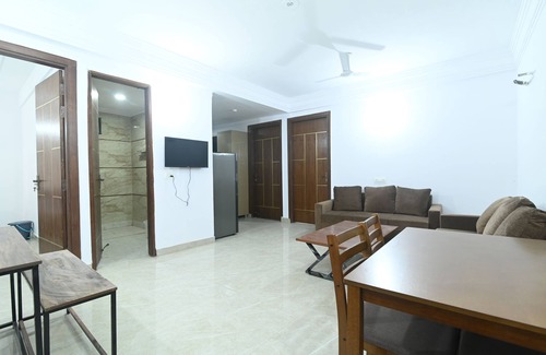Chhatarpur Apartment | Luxurious & sustainable 3-bedroom apartment with AC,WiFi in Chattarpur,New Delhi