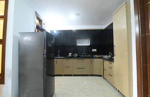 Chhatarpur Apartment | Luxurious & sustainable 3-bedroom apartment with AC,WiFi in Chattarpur,New Delhi