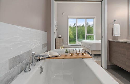 Sooke Apartment | Luxurious Top Floor suite with Ocean Views