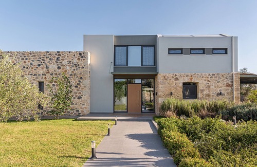 Agia Villa | Luxurious villa, 10' from the city, 10' from the beach, 10' from the mountains