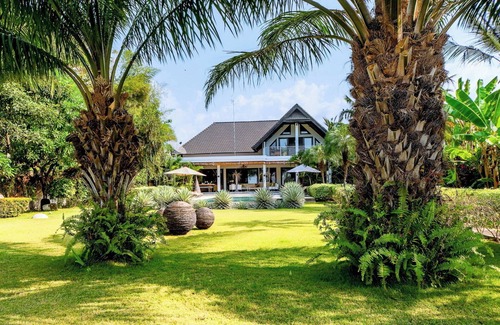 Kalisada Villa | Luxurious villa estate with 2 guesthouses and 3 private swimming pools!