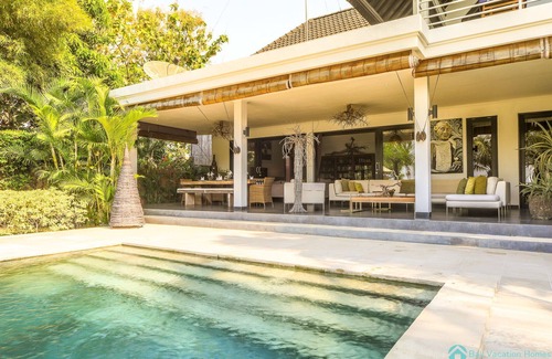 Kalisada Villa | Luxurious villa estate with 2 guesthouses and 3 private swimming pools!