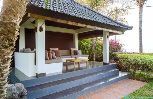 Kalisada Villa | Luxurious villa estate with 2 guesthouses and 3 private swimming pools!