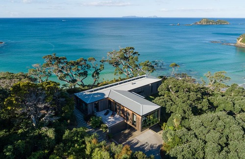 Whananaki North Villa | Luxurious Villa nestled above Moureeses Bay, Northland, New Zealand