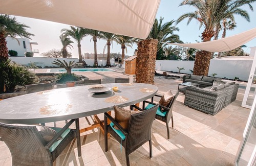 Costa Teguise Villa | Luxurious villa next to golf course!