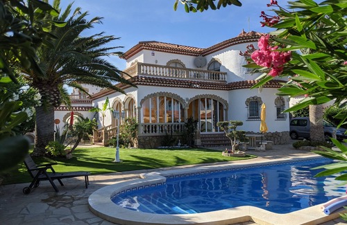 Miami Platja House | Luxurious villa, pool, air conditioning, fantastic garden directly in Miami Platja
