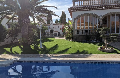 Miami Platja House | Luxurious villa, pool, air conditioning, fantastic garden directly in Miami Platja