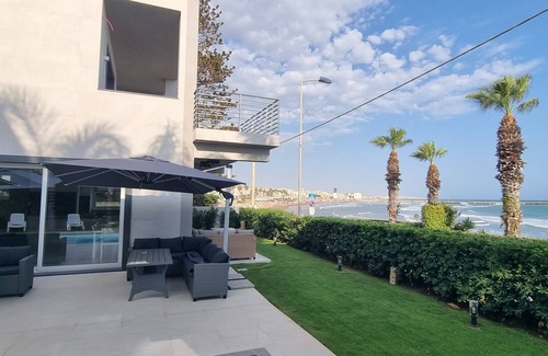 Donnalucata Villa | LUXURIOUS VILLA WITH POOL FACING THE SEA
