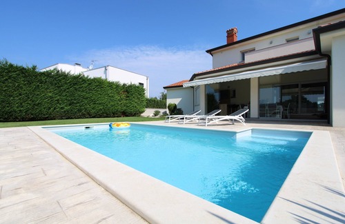 Gulici Villa | Luxurious villa with pool, very, sleeps 6, garden, on the edge of the forest