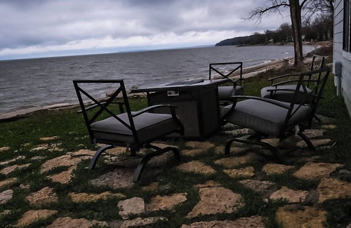 Green Bay House | Luxurious Waterfront Beach House Near Lambeau Field and Door County!