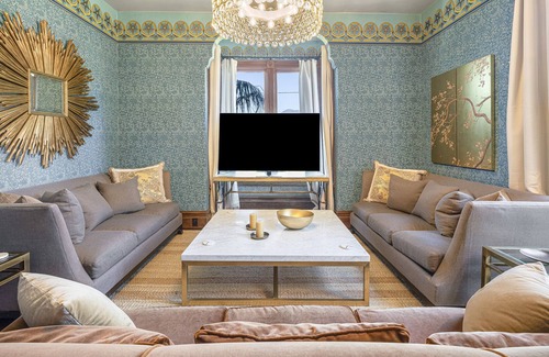 Geyserville House | Luxurious Wine Country Resort walk to the finest bars, restaurants and wineries!