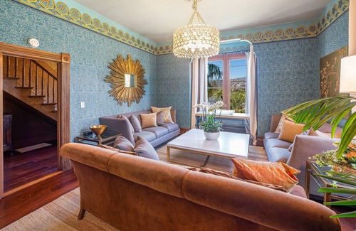 Geyserville House | Luxurious Wine Country Resort walk to the finest bars, restaurants and wineries!