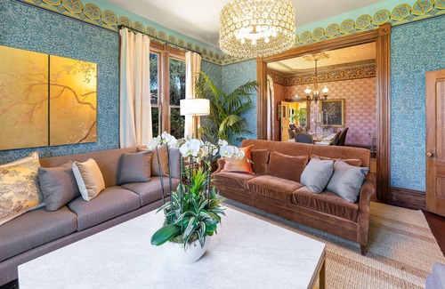 Geyserville House | Luxurious Wine Country Resort walk to the finest bars, restaurants and wineries!