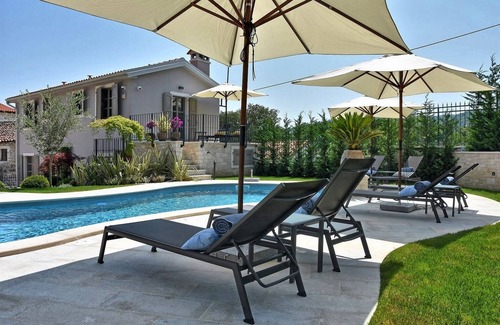 Jakomici Villa | Luxuriously decorated villa with designer interior, pool, sauna and wellness