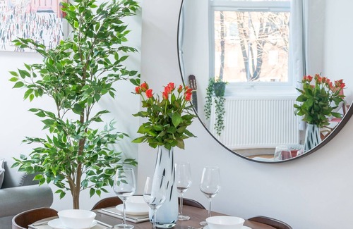 Streatham Hill House | Luxuriously presented 2 Bed Flat in Streatham Hill. Free parking outside.