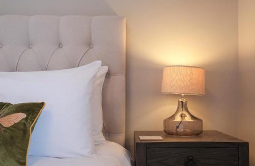 Southville Apartment | Luxury 1-Bed Apartment - Free Parking - Heart of Southville