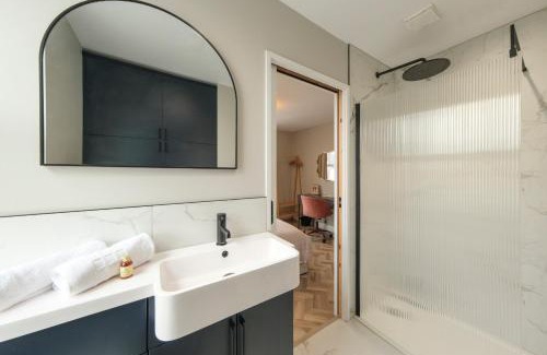 Southville Apartment | Luxury 1-Bed Apartment - Free Parking - Heart of Southville