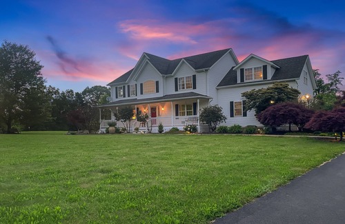 Thompson Ridge House | Luxury 10-acre Estate - Heated Pool - Sauna - Fire Pit - Playground - Trail