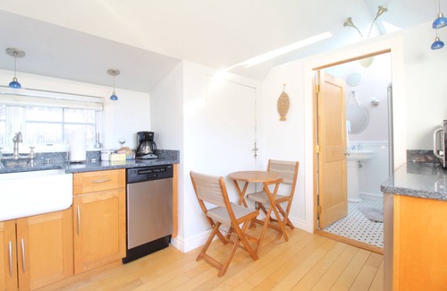Gloucester Cottage | Luxury 1900's romantic retreat steps from the beach - King Suite!
