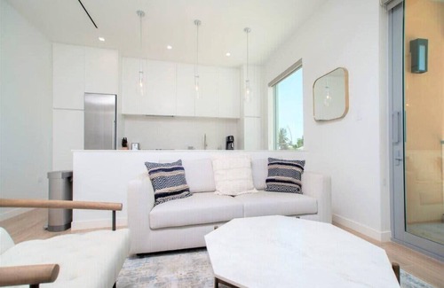 Seven Mile Beach Apartment | Luxury 1Bdr Waterfront Apt w/Pool, Hot Tub+ Gym