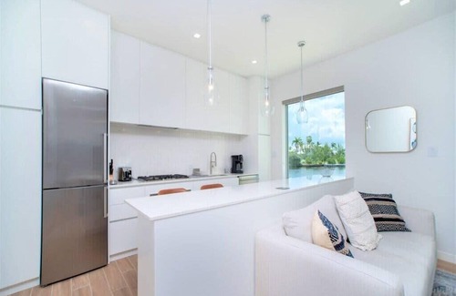 Seven Mile Beach Apartment | Luxury 1Bdr Waterfront Apt w/Pool, Hot Tub+ Gym