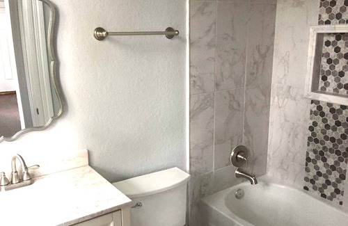 Midtown House | 💋Luxury 1BR/1BA Suite Steps to St Marys St; walk to Pearl; Romantic Getaway