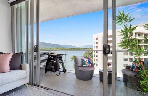 Cairns Central Business District Apartment | Luxury 1BR Apartment @ Harbour Lights Cairns