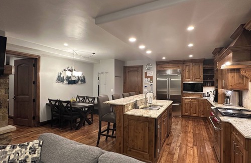 Avon Condo | Luxury 2 bed, 2 bath condo minutes from the slopes and on the lake!