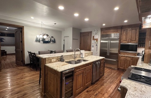 Avon Condo | Luxury 2 bed, 2 bath condo minutes from the slopes and on the lake!