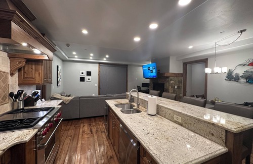 Avon Condo | Luxury 2 bed, 2 bath condo minutes from the slopes and on the lake!