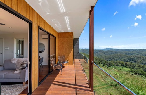 Booroobin Apartment | Luxury 2 Bedroom Cabins - Best Views in Maleny