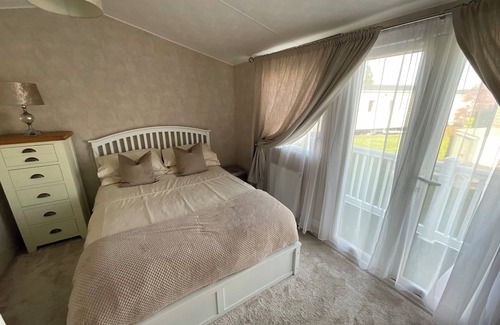 Colchester Cabin | Luxury 2- Bed Caravan in Mersea Island Colchester