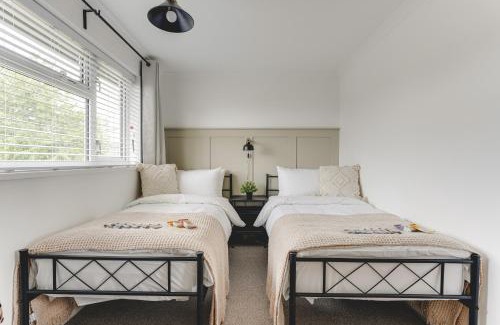 Stevenage House | Luxury 2-Bed House in Stevenage Sleeps 6 Free Parking Barefoot & Board