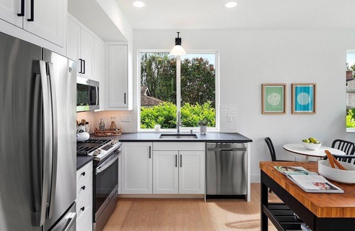North Queen Anne House | Luxury 2 bedroom 2 bath townhome in DT Seattle private parking rooftop deck view