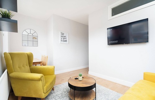 Northumberland Park Condo | Luxury 2 Bedroom Apartment. A Quick 5 Minute Walk from Tottenham Hotspur Stadium