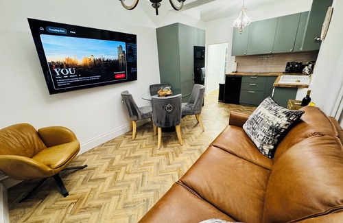 Christchurch Apartment | Luxury 2 Bedroom Designer Flat with Private Garden