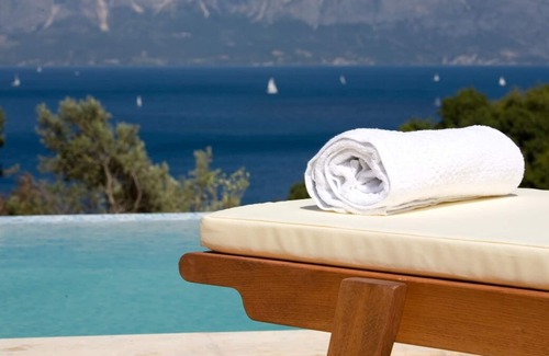 Perigiali Villa | LUXURY 2 BEDROOM VILLA INFINITY POOL 600m from BEACH NEAR NIDRI