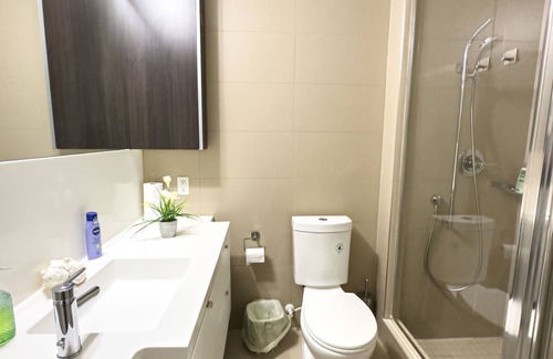 Toronto Entertainment District Hotel | Luxury 2 Beds with Lakeview near CN Tower, Scotia Arena & FREE PRIVATE PARKING