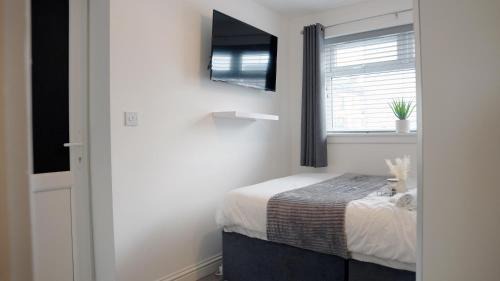 Coventry House | Luxury 2 Guest House, Parking with EV , WIFI AND NETFLIX