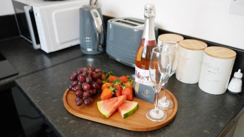 Coventry House | Luxury 2 Guest House, Parking with EV , WIFI AND NETFLIX