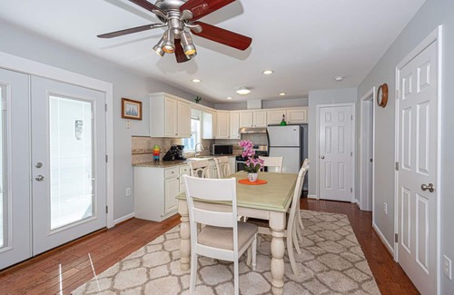 Little Salisbury House | Luxury 2-story, 3 bedrooms plus den house with free WiFi, linen included, backyard for pet friendly, located in a family-friendly neighborhood on the bayside just a few blocks from the beach!