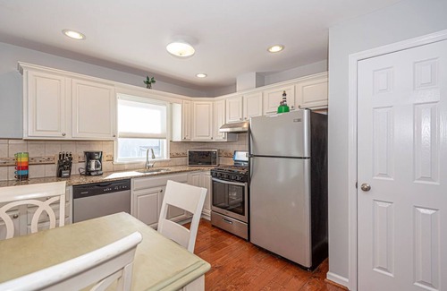 Little Salisbury House | Luxury 2-story, 3 bedrooms plus den house with free WiFi, linen included, backyard for pet friendly, located in a family-friendly neighborhood on the bayside just a few blocks from the beach!
