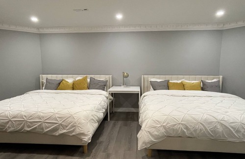 Markham Apartment | Luxury 2200Sq 3 Bedrooms (3 king Beds, 3rd with gymnasium)2 Full Baths Apartment