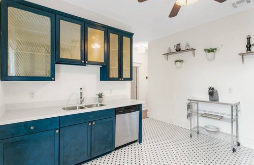 Lower Garden District Apartment | Luxury 2BD Apt | 1 Block off St. Charles