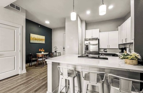 Deep Ellum Apartment | Luxury 2BD | Deep Ellum | Free Parking | Pool+Gym