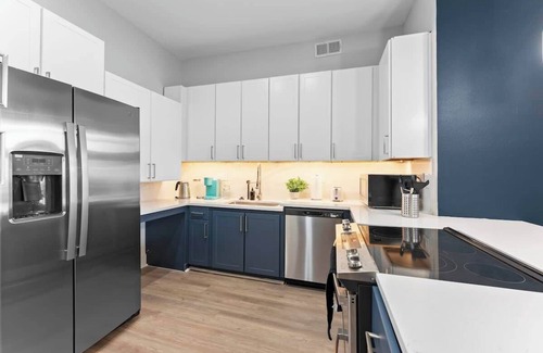 Deep Ellum Apartment | Luxury 2BD | DT Deep Ellum | 4 Beds | Free Parking