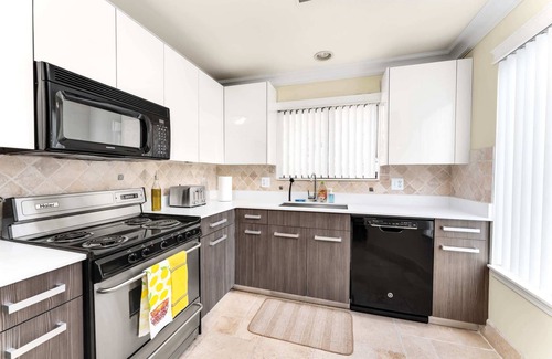Novi Apartment | Luxury 2BD | DT Novi | 2 Beds | Free Parking